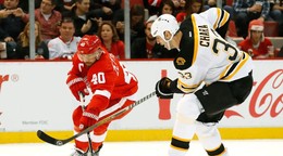 Henrik Zetterberg (Detroit) a Zdeno Chára (Boston) počas vzájomného zápasu. 