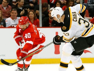 Henrik Zetterberg (Detroit) a Zdeno Chára (Boston) počas vzájomného zápasu. 
