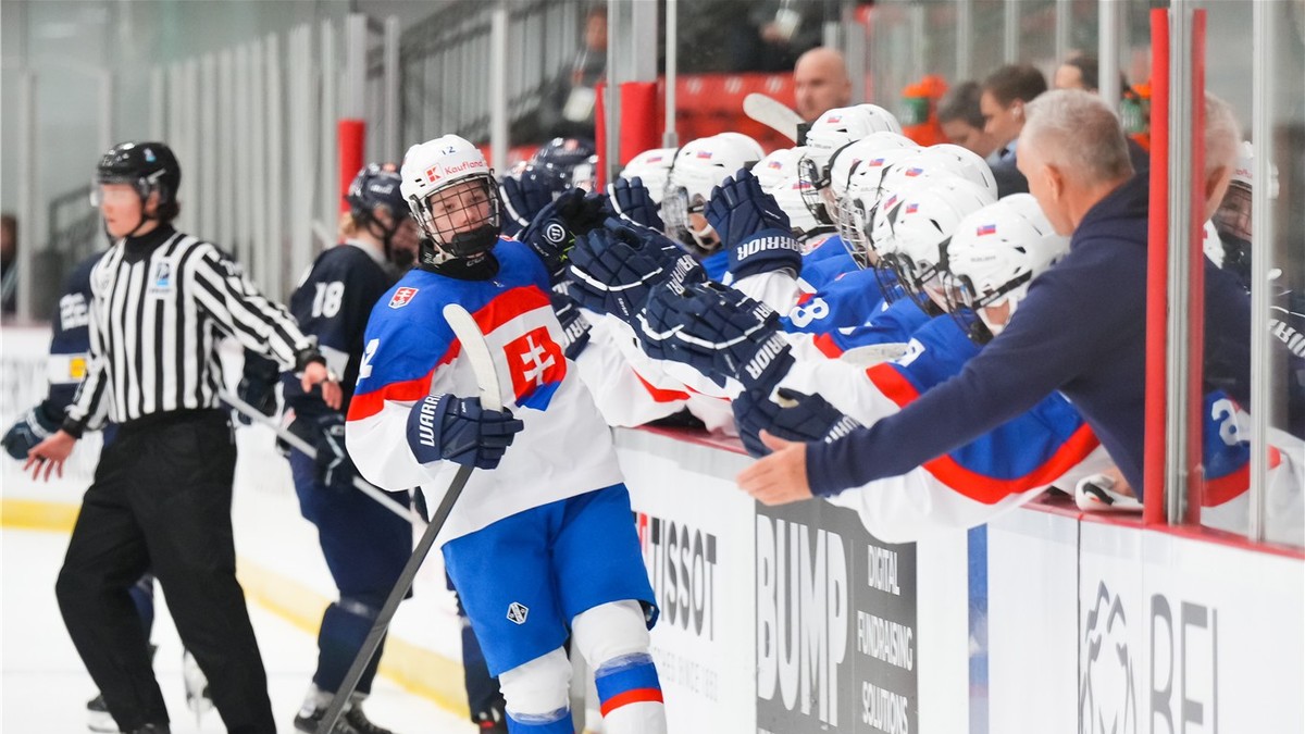 Momentka zo zápasu Slovensko - Fínsko na MS v hokeji žien do 18 rokov 2026.