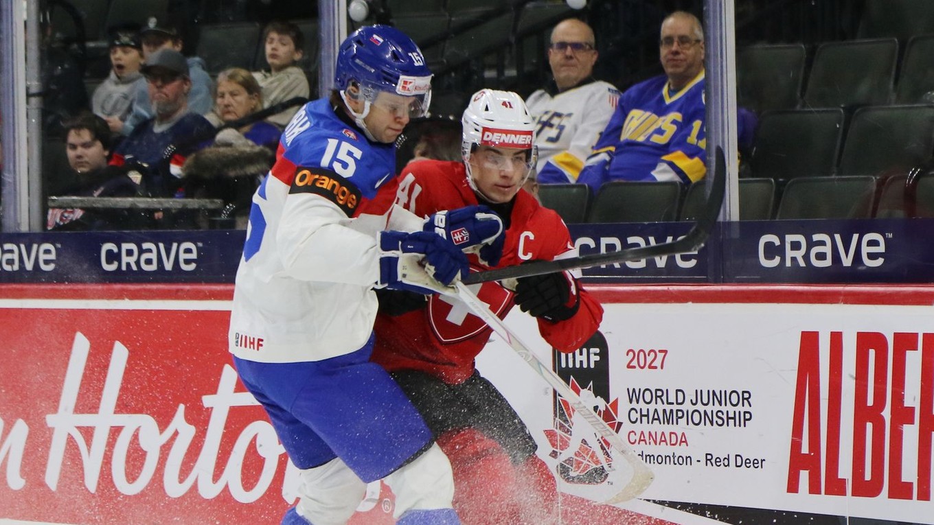 Hokejisti počas zápasu Slovensko - Švajčiarsko na MS U20 2026 v USA.