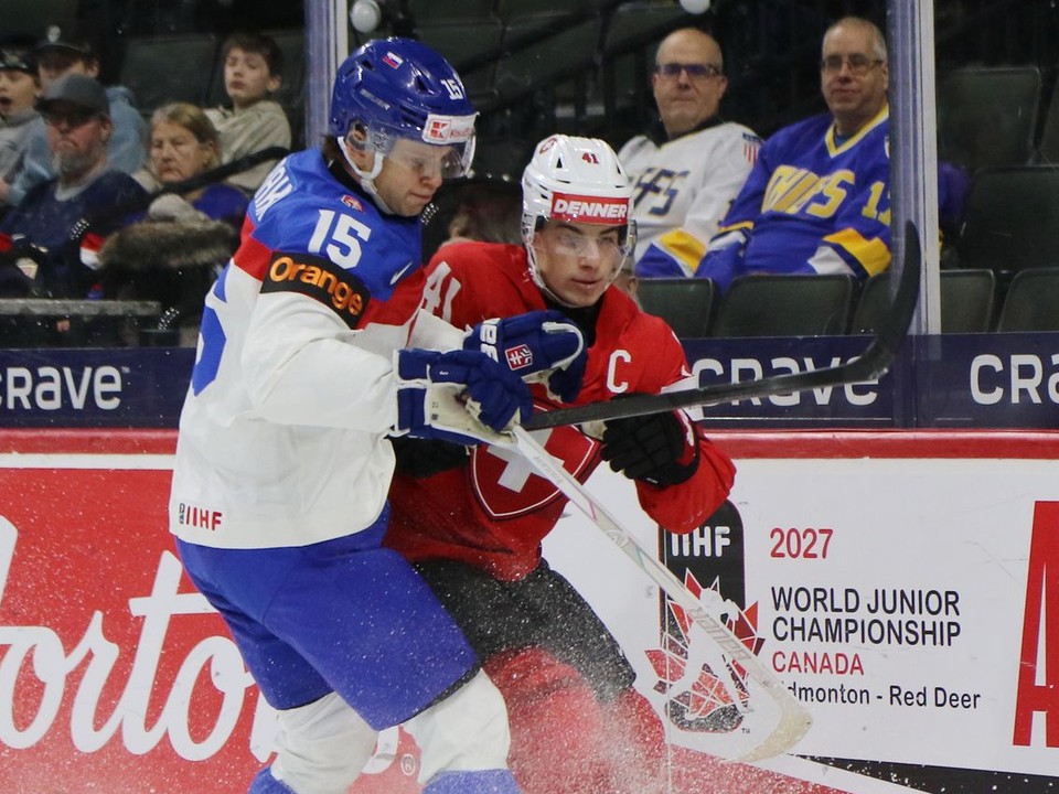 Hokejisti počas zápasu Slovensko - Švajčiarsko na MS U20 2026 v USA.