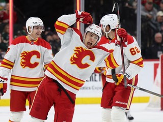 Andrej Kuzmeno (vpredu) oslavuje gól v drese Calgary. 