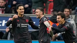 Bayer Leverkusen oslavuje gól. 