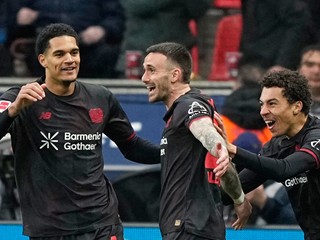 Bayer Leverkusen oslavuje gól. 