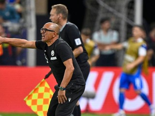 Francesco Calzona gestikuluje počas zápasu Slovensko - Nemecko v kvalifikácii na MS 2026.