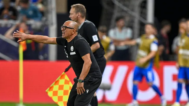 Francesco Calzona gestikuluje počas zápasu Slovensko - Nemecko v kvalifikácii na MS 2026.