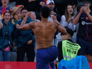 Ronald Araujo oslavuje víťazný gól FC Barcelona.