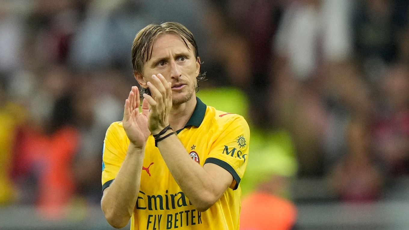 Luka Modrič ďakuje fanúšikom po víťazstve AC Miláno nad Bolognou v Serie A.