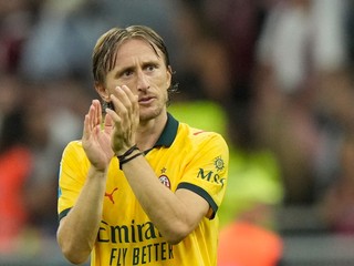 Luka Modrič ďakuje fanúšikom po víťazstve AC Miláno nad Bolognou v Serie A.