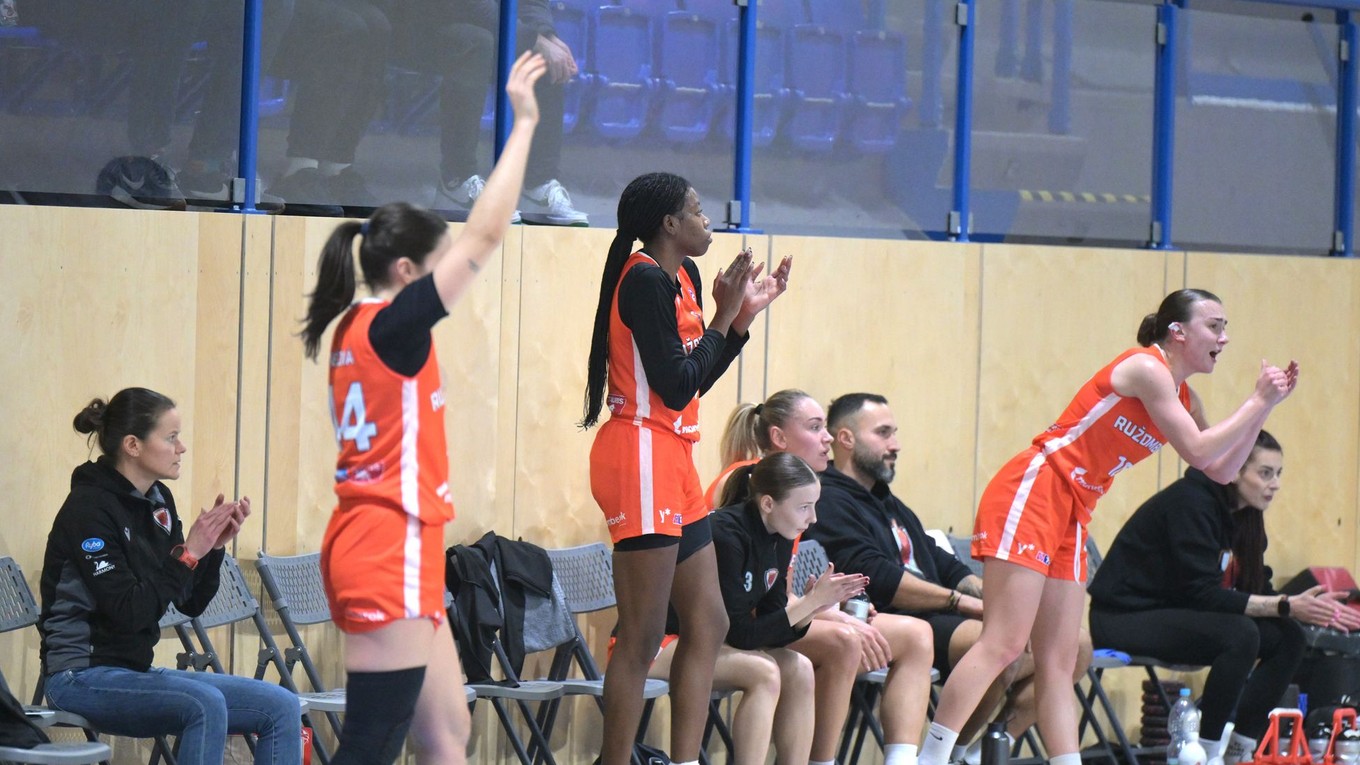 Radosť lavičky Ružomberka v zápase  Tipos Extraligy.