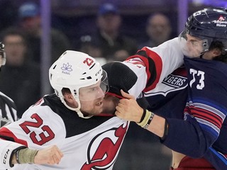 Kurtis MacDermid (vľavo) a Matt Rempe v súboji.