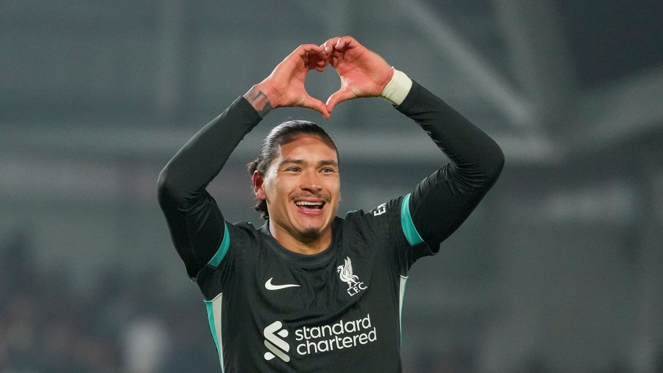 Darwin Nunez v drese Liverpoolu počas zápasu Premier League.