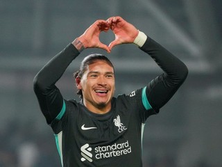 Darwin Nunez v drese Liverpoolu počas zápasu Premier League.