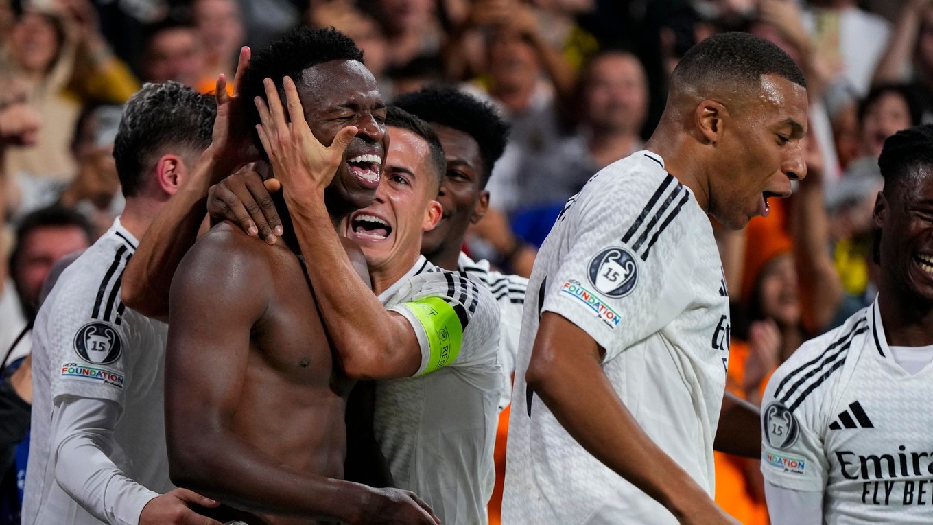 Futbalista Realu Madrid Vinícius Junior (druhý zľava) sa teší so spoluhráčmi z gólu v zápase 3. kola ligovej fázy Ligy majstrov Real Madrid - Borussia Dortmund.