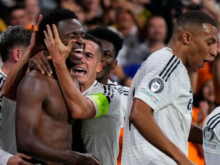 Futbalista Realu Madrid Vinícius Junior (druhý zľava) sa teší so spoluhráčmi z gólu v zápase 3. kola ligovej fázy Ligy majstrov Real Madrid - Borussia Dortmund.