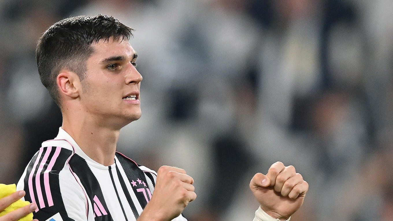 Vassilje Adžič oslavuje po tom, ako strelil štvrtý gól v zápase talianskej ligy Serie A Juventus Turín - Inter Miláno.