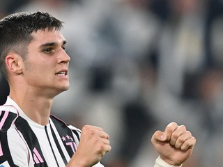 Vassilje Adžič oslavuje po tom, ako strelil štvrtý gól v zápase talianskej ligy Serie A Juventus Turín - Inter Miláno.