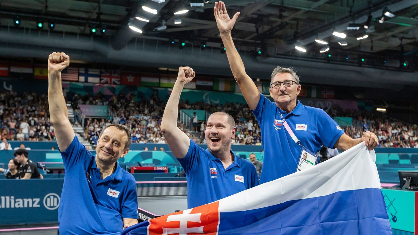 Slovenskí reprezentanti v parastolnom tenise Peter Lovaš (uprostred), Ján Riapoš (vľavo) a tréner Ján Lackovič počas Paralympijských hier 2024.