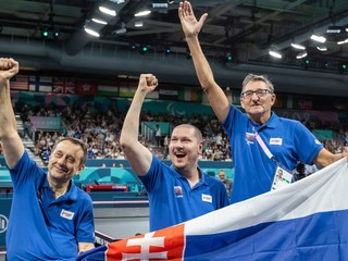 Slovenskí reprezentanti v parastolnom tenise Peter Lovaš (uprostred), Ján Riapoš (vľavo) a tréner Ján Lackovič počas Paralympijských hier 2024.