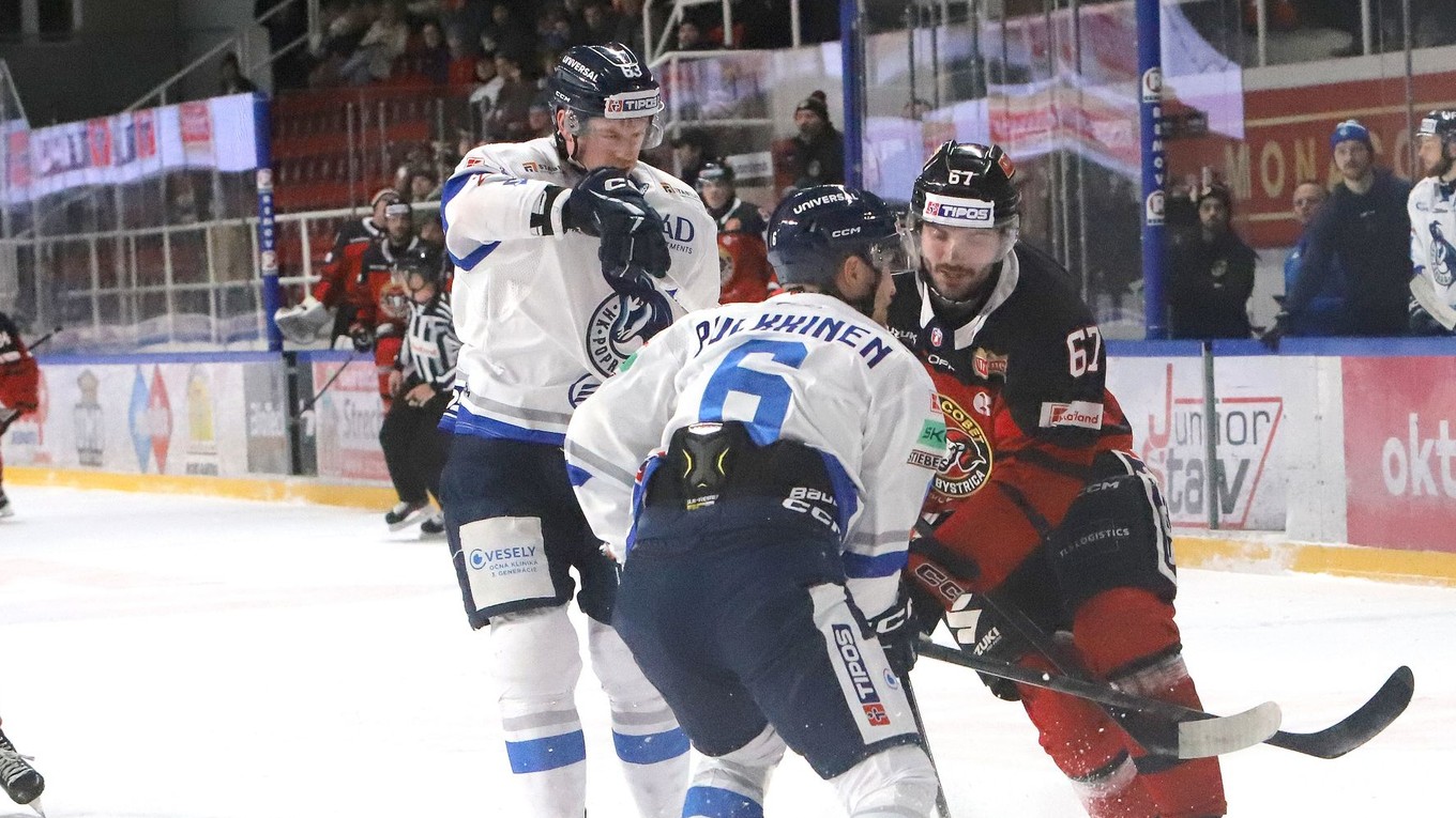 Na archívnej snímke v popredí Teemu Pulkkinen (Poprad) a Matthew Wedman (Banská Bystrica).