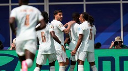 Francúzski hráči oslavujú po góle Ousmane Dembeleho 