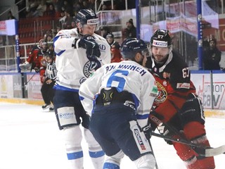 Na archívnej snímke v popredí Teemu Pulkkinen (Poprad) a Matthew Wedman (Banská Bystrica).