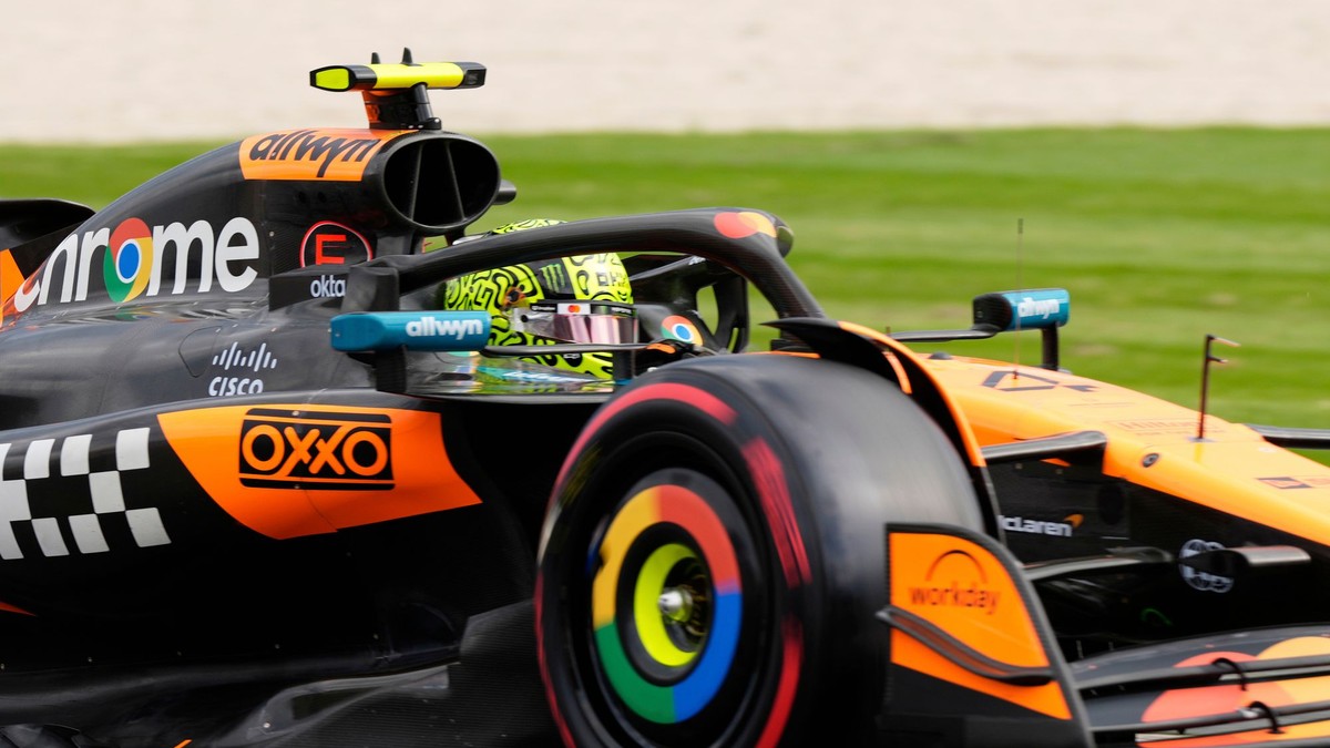 Britský jazdec Lando Norris v monoposte tímu McLaren. 