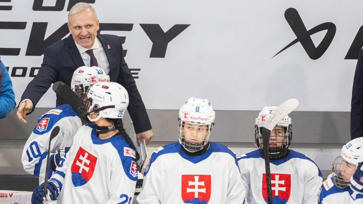 Tréner slovenských hokejistiek Miroslav Mosnár.