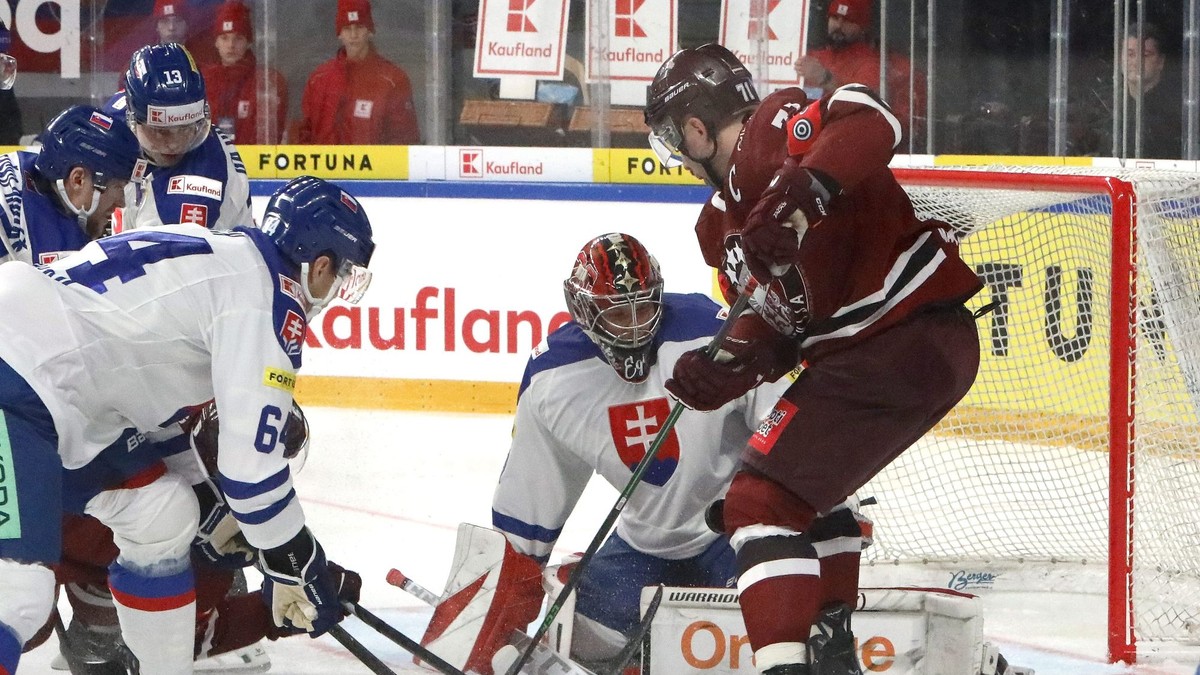 Brankár slovenskej reprezentácie Eugen Rabčan a Markus Komulus (Lotyšsko) počas zápasu Vianočného Kaufland Cupu v hokeji Slovensko - Lotyšsko.