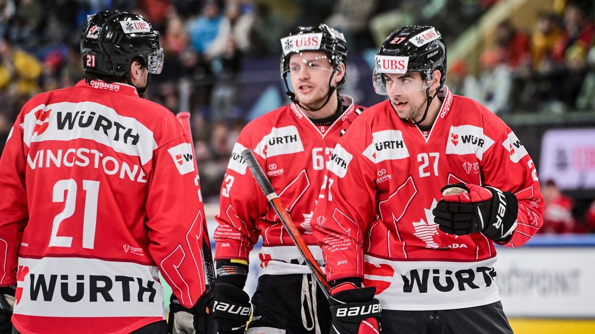 Kanada oslavuje gól. 