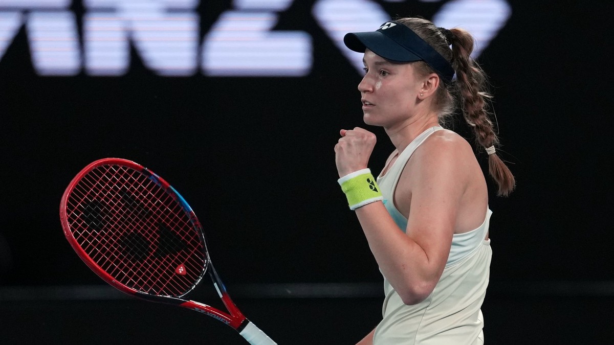 Kazašská tenistka Jelena Rybakinová reaguje po bodovom zisku v zápase proti Bieloruske Aryne Sabalenkovej vo finále Australian Open.
