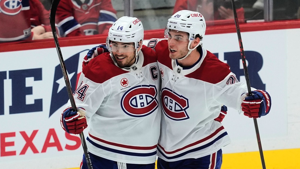 Nick Suzuki (vľavo) a Juraj Slafkovský (vpravo).