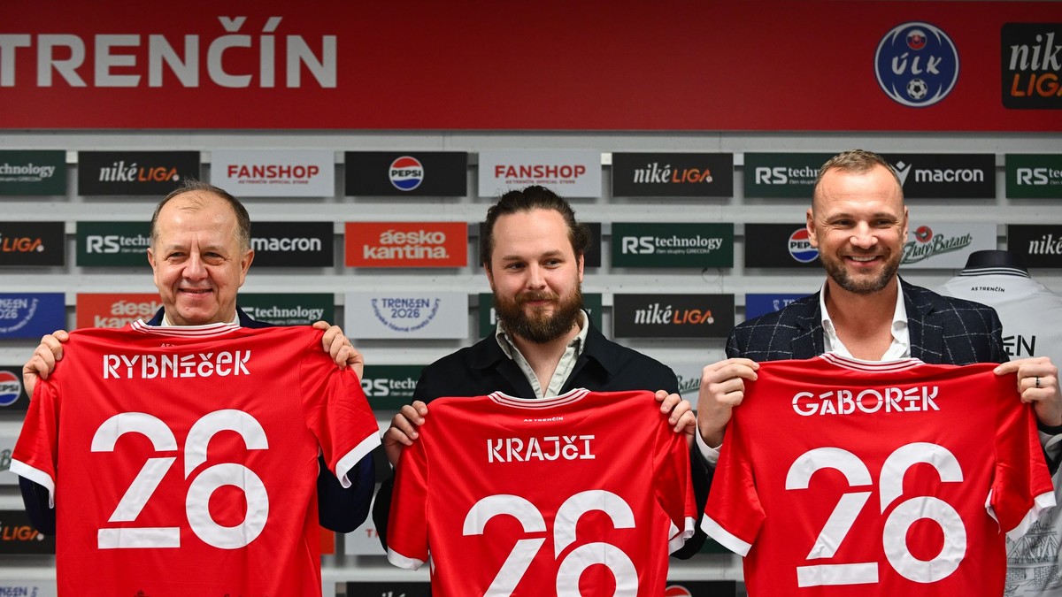 Zľava Richard Rybníček a Marián Gáborík počas tlačovej konferencie s predstavením novej sady dresov klubu.