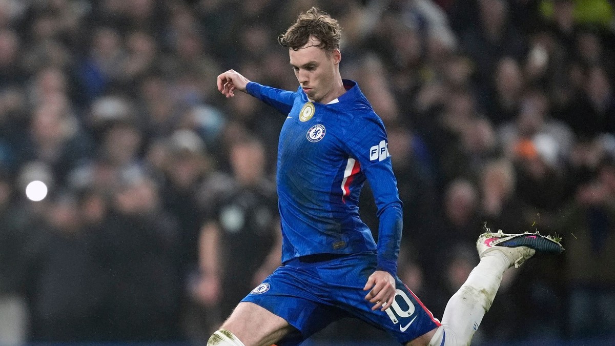 Cole Palmer skóruje z pokutového kopu v zápase s Leedsom United.