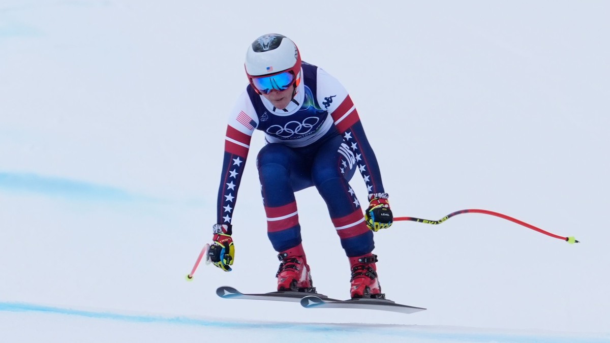 Americká lyžiarka Breezy Johnsonová v zjazde tímovej kombinácie žien v alpskom lyžovaní počas zimných olympijských hier 2026.