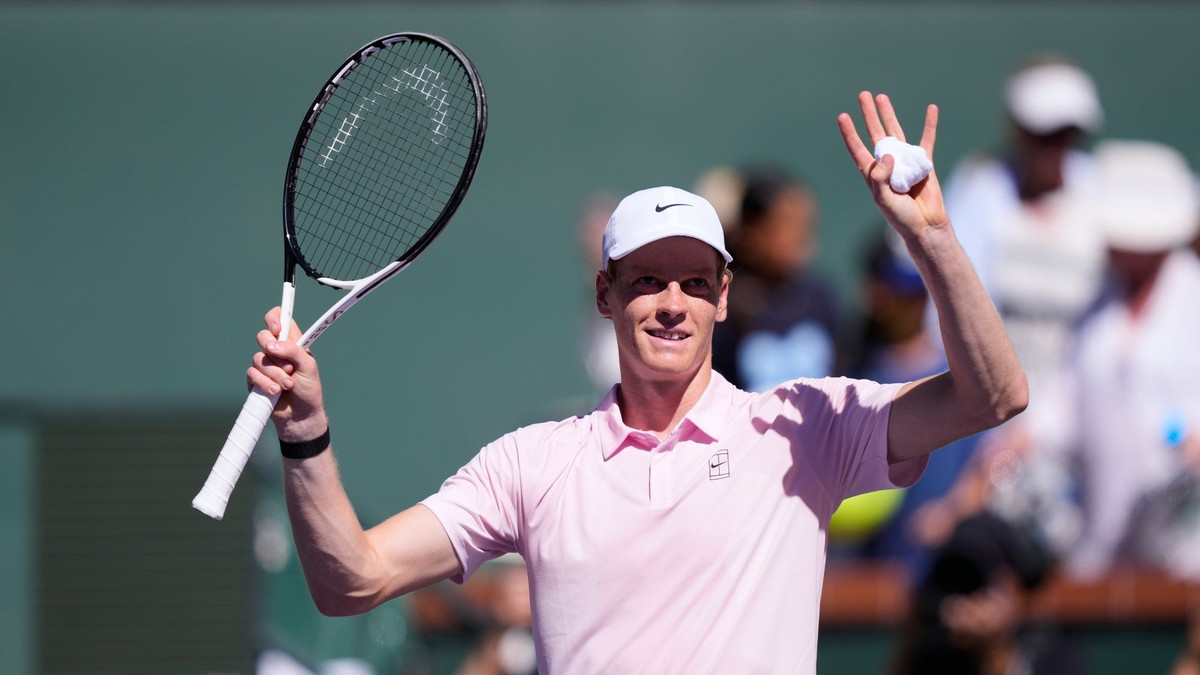 Jannik Sinner oslavuje po víťazstve.