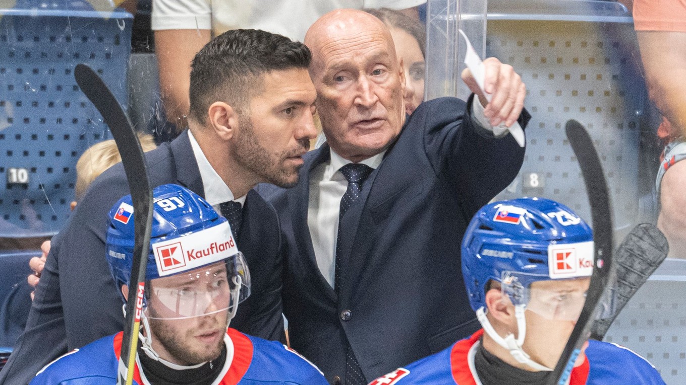 Tréner Craig Ramsay, jeho asistent -Peter Frühauf, Adam Liška a Matúš Sukeľ počas zápasu Slovensko - Kazachstan v kvalifikácii na ZOH 2026.