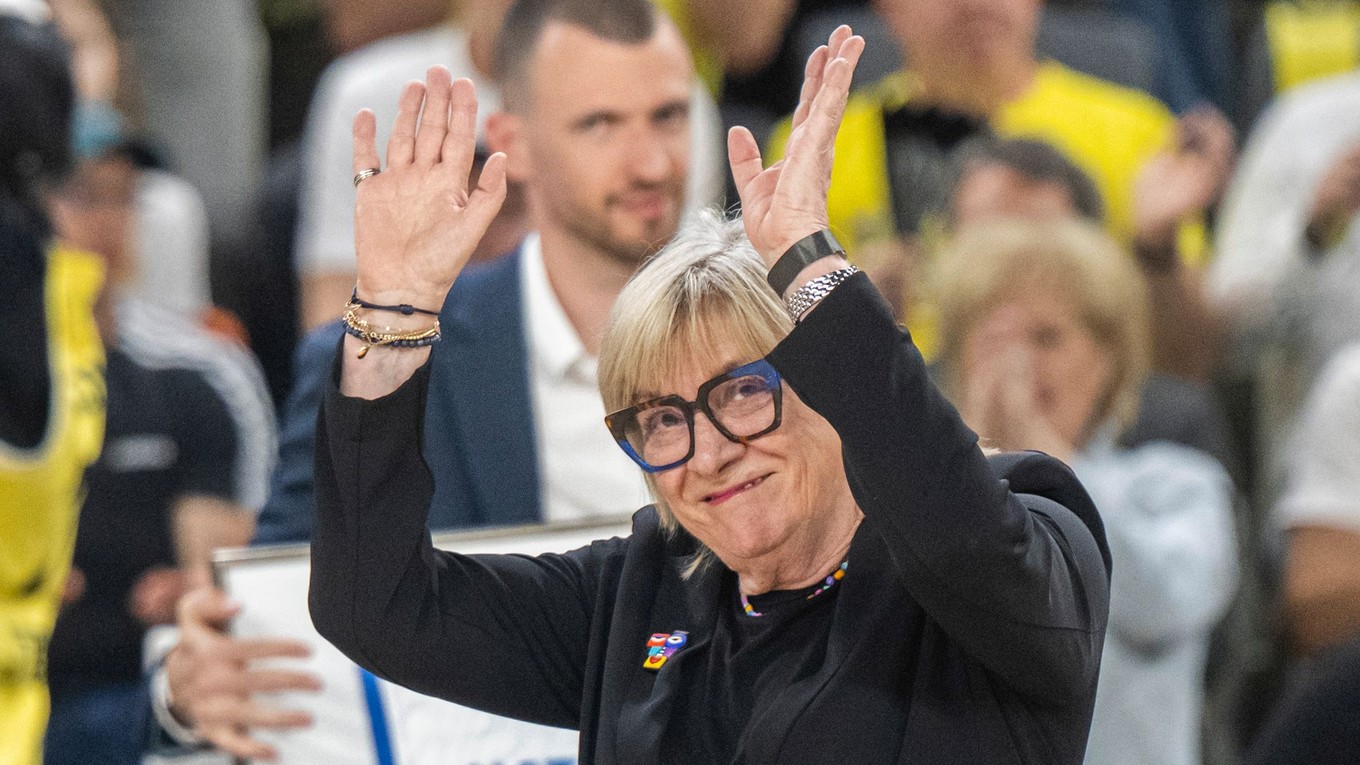 Natália Hejková dostala pamätný dres pred začiatkom štvrtého finálového zápasu play off Tipos SBL v basketbale mužov medzi Inter Bratislava - Patrioti Levice.