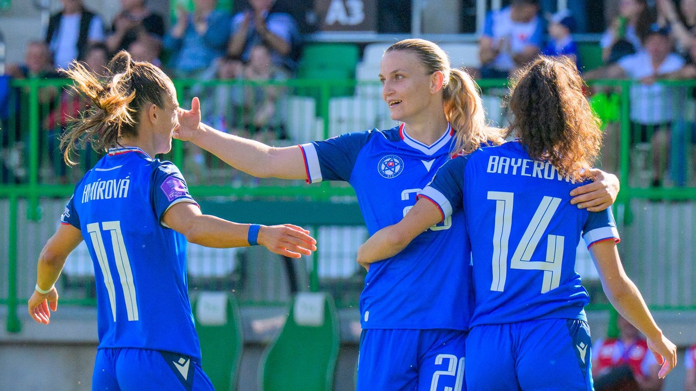 Na snímke radosť futbalistiek Slovenska z gólu.