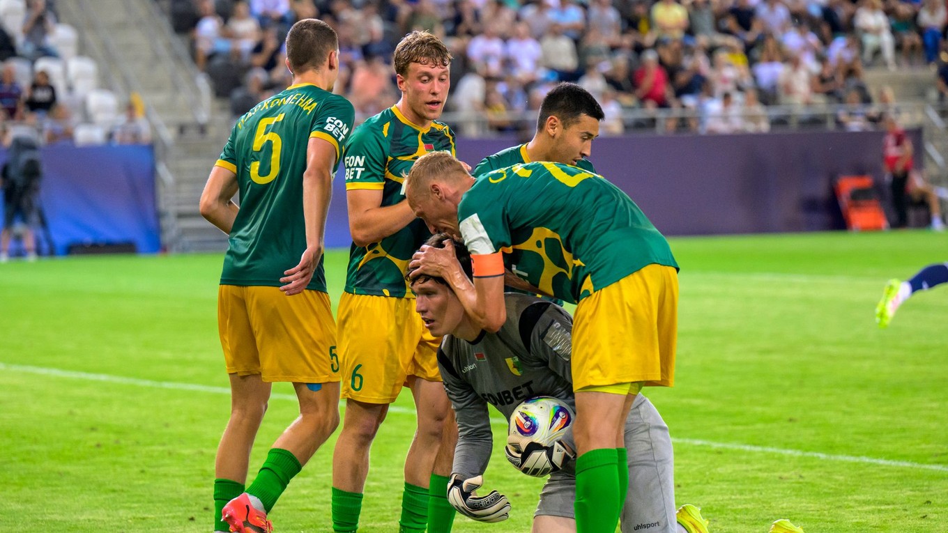 Hráči FC Neman Grodno sa tešia z chytenej strely. 