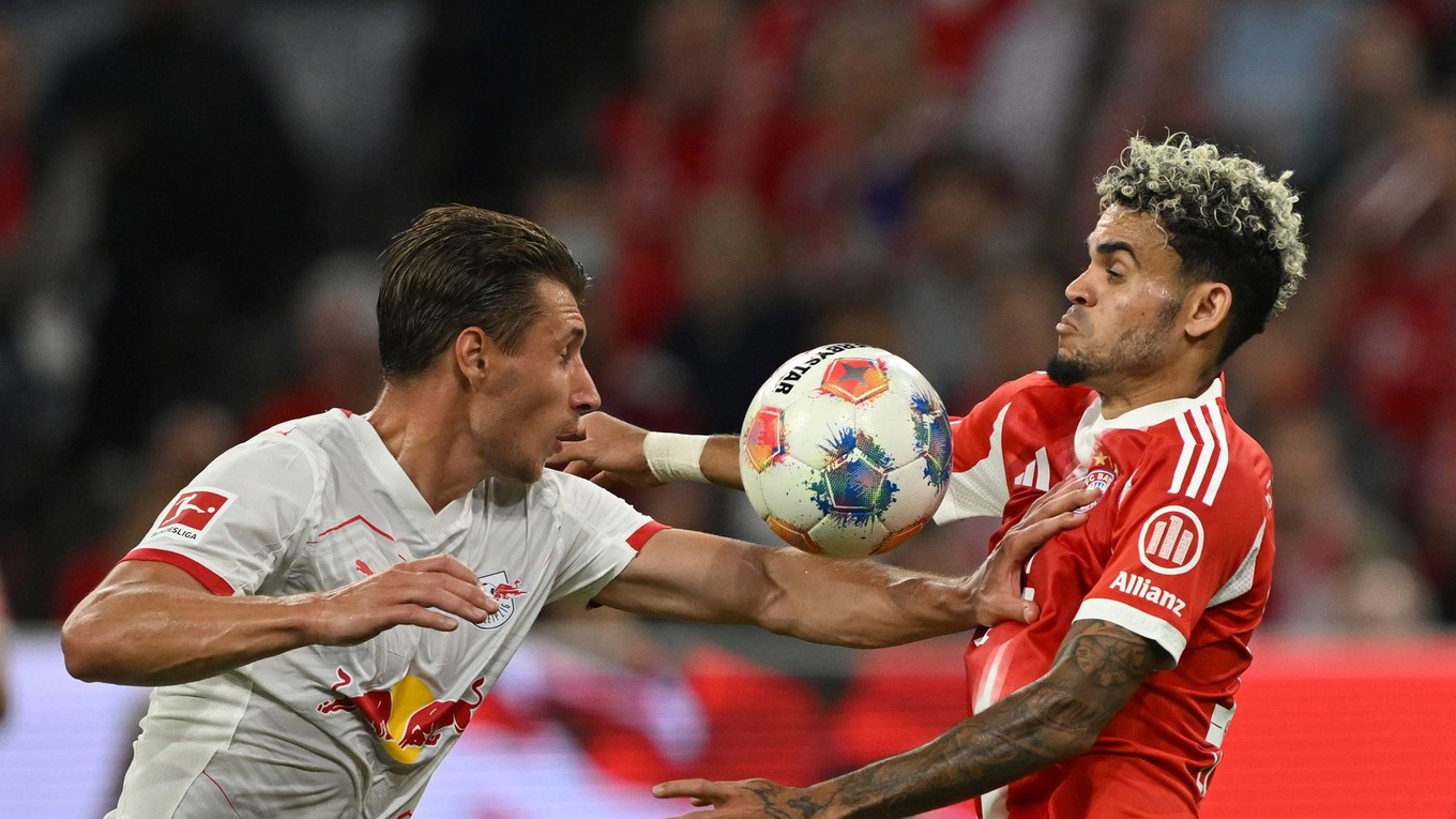 Luis Diáz a Willy Orbán počas zápasu 1. kola Bundesligy.