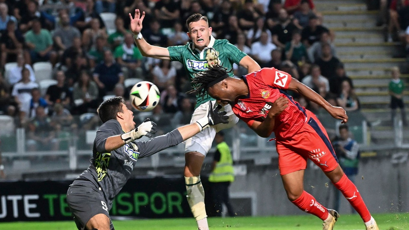Slovenský brankár Samuel Petráš v akcii počas zápasu Győri ETO FC - Rapid Viedeň v play off Konferenčnej ligy.