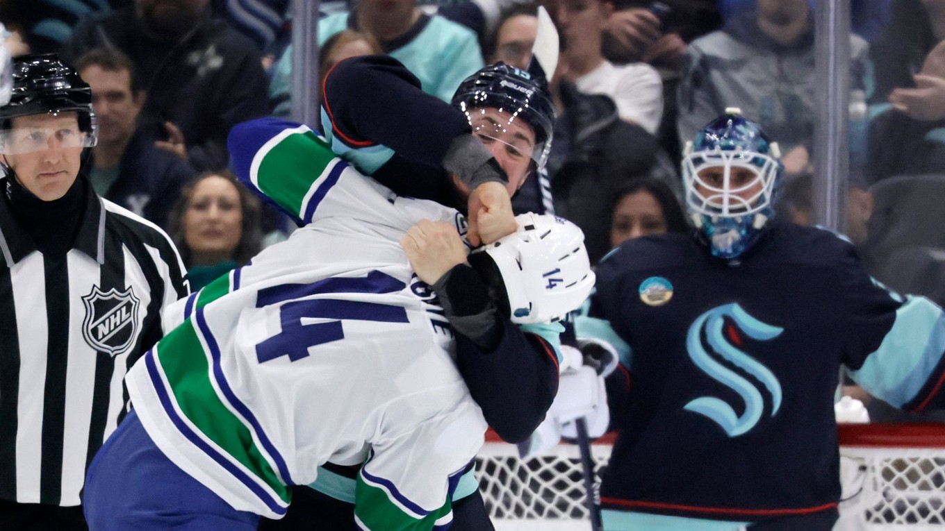 John Hayden a Joseph LaBate v bitke v prípravnom zápase NHL medzi Seattlom a Vancouverom.