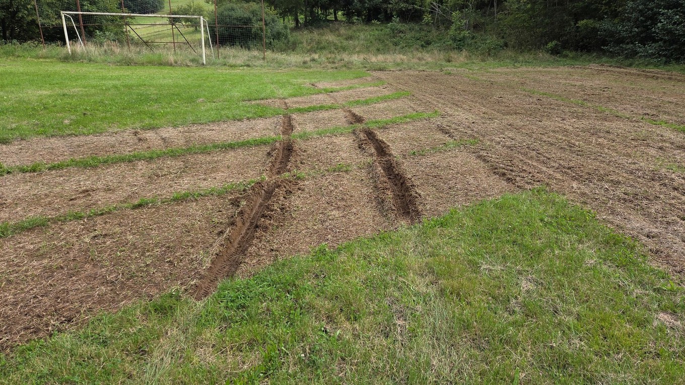 Po ihrisku im jazdil autom.