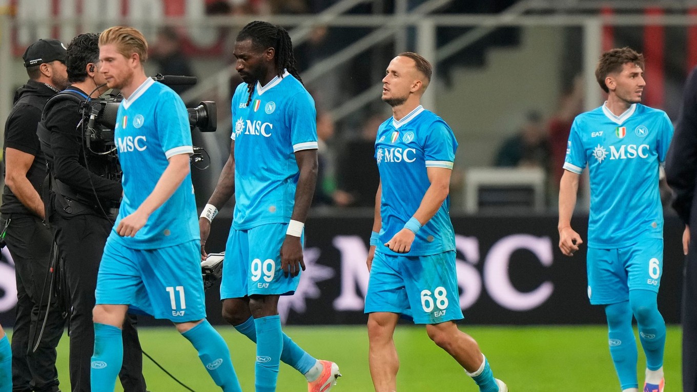 Hráči Neapola, zľava Kevin De Bruyne, Andre-Frank Zambo Anguissa, Stanislav Lobotka a Billy Gilmour.