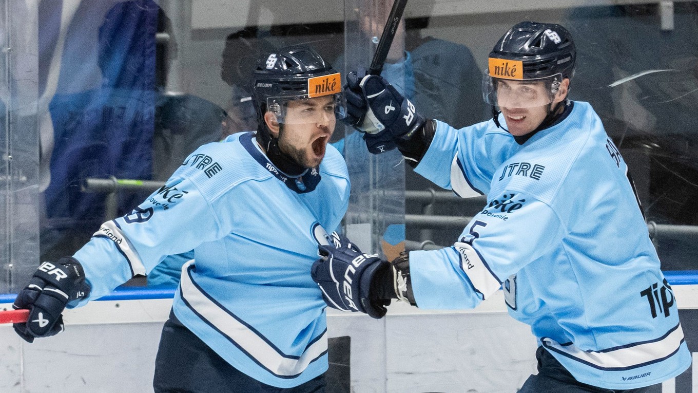 Zľava Samuel Solenský a Igor Bačík (obaja Slovan) počas zápasu 16. kola hokejovej Tipsport ligy medzi HC Slovan Bratislava - HC Prešov.