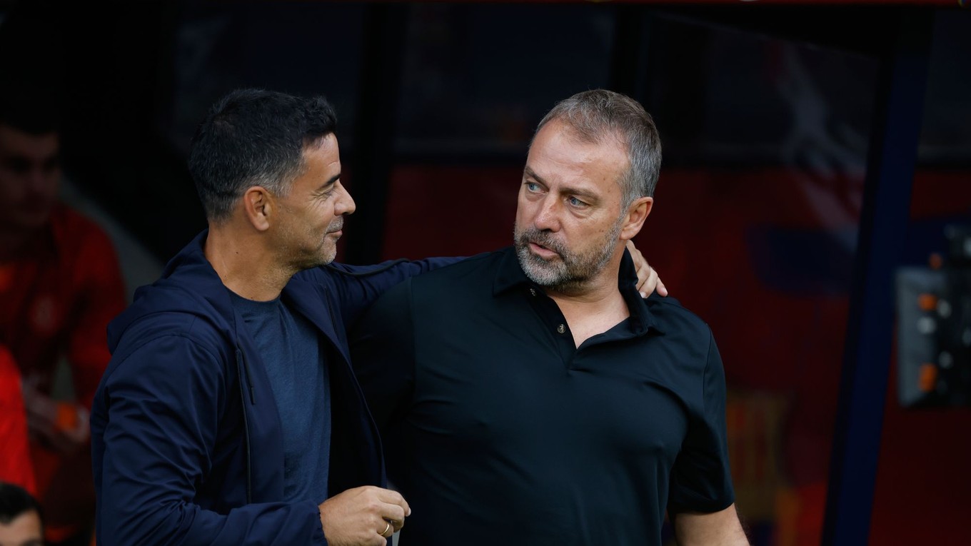 Hansi Flick v objatí s trénerom Girony Míchelom.