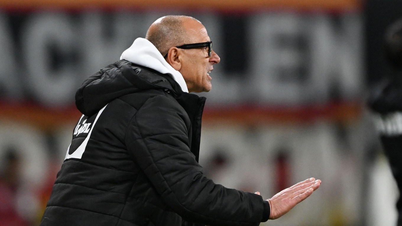 Tréner Slovenska Francesco Calzona.