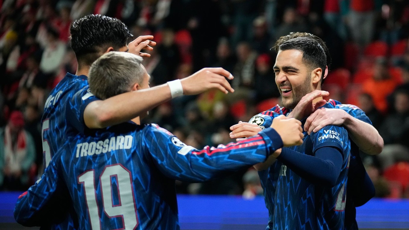 Mikel Merino oslavuje so spoluhráčmi gól. 