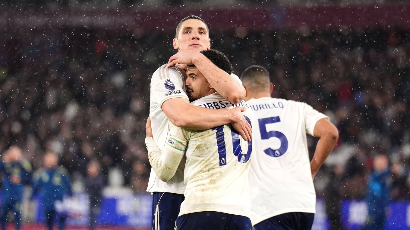 Morgan Gibbs-White oslavuje so spoluhráčmi gól v sieti West Hamu.